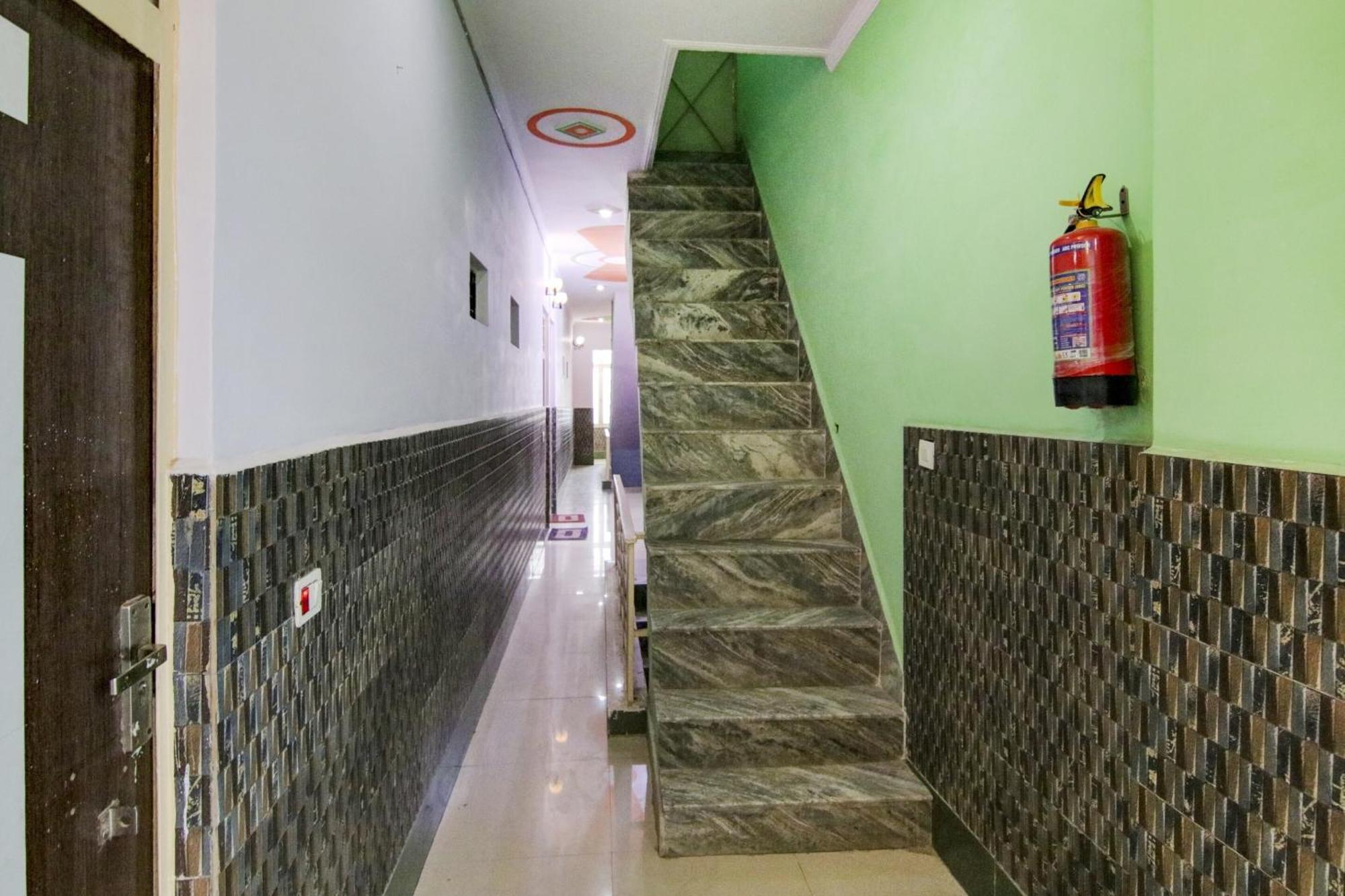 Hotel O S Palace Near Samaypur Badli Metro Station เดลี ภายนอก รูปภาพ